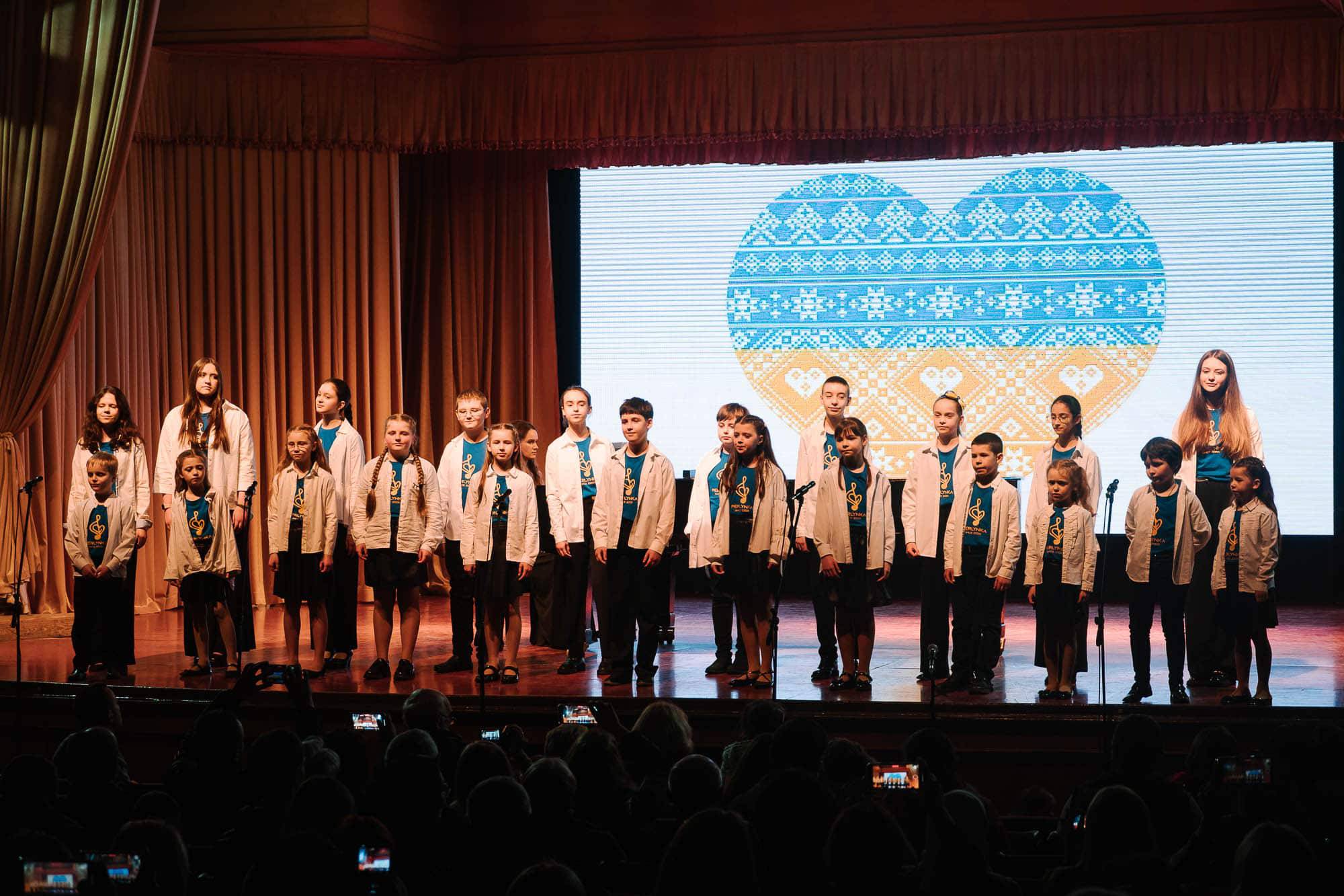17385  гривень на підтримку ЗСУ зібрали на звітному концерті учнівських колективів та окремих виконавців Ужгородської музичної  школи №1