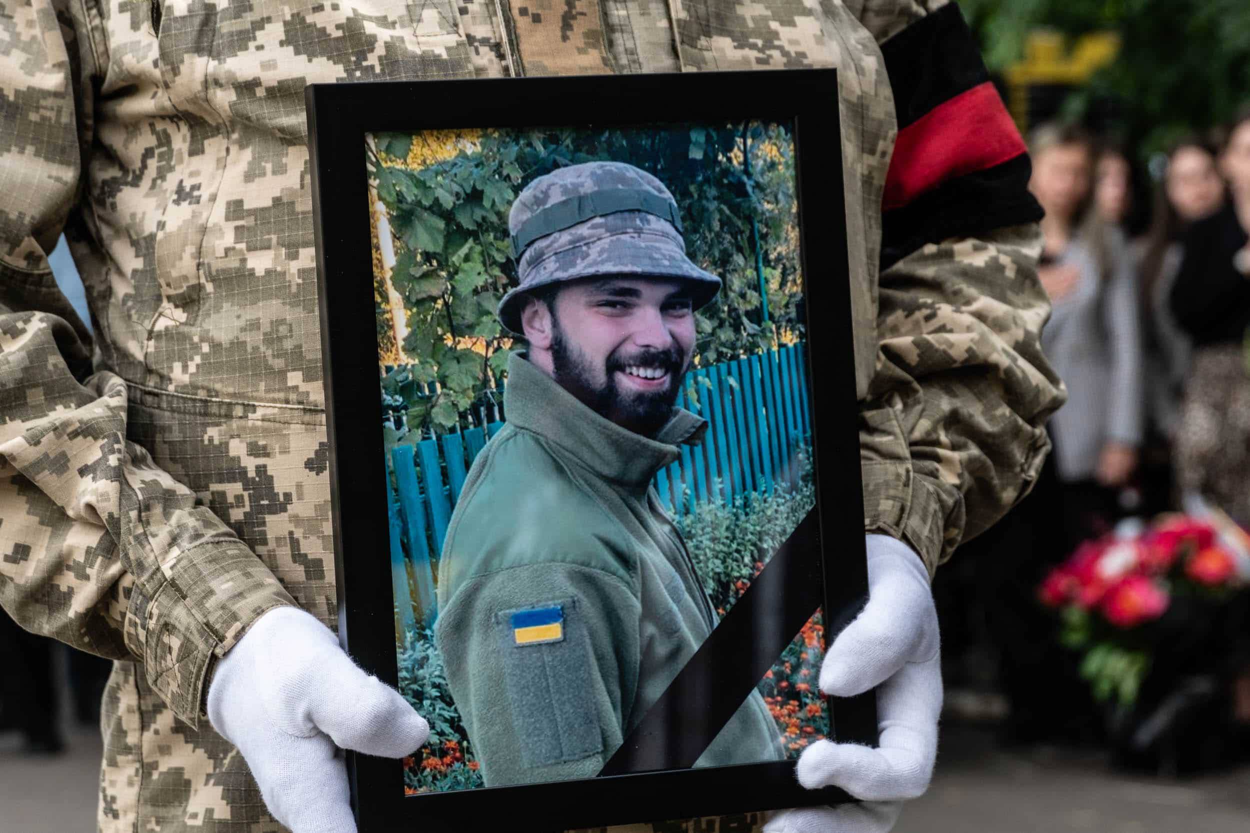 В Ужгороді сьогодні провели в останню земну дорогу 25-річного захисника – солдата Євгенія Белкіна