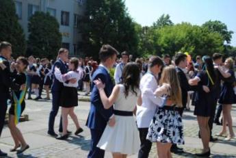 Ужгородським випускникам вручили медалі, нагороди, а вони станцювали вальс прощання зі школою